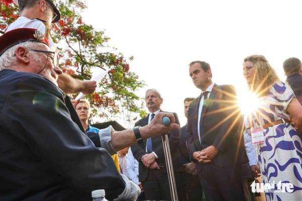 Bộ trưởng Bộ Quân đội Pháp thăm đồi A1 và hầm De Castries