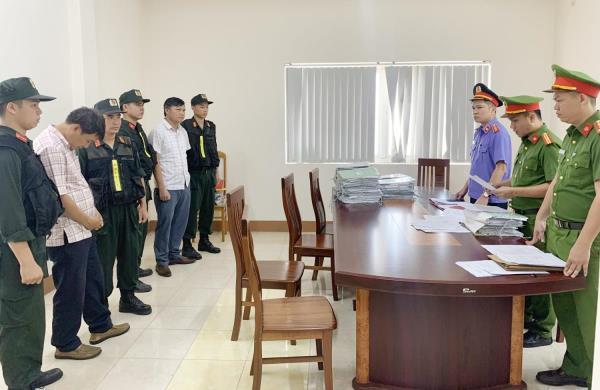 Bắt tạm giam 4 cán bộ để điều tra tội Lợi dụng chức vụ, quyền hạn trong thi hành công vụ