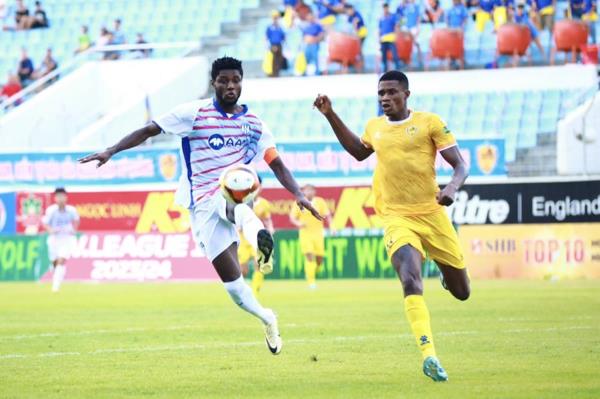 CLB Quảng Nam tách khỏi nhóm cuối bảng