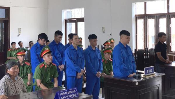 Xét xử nhóm côn đồ làng