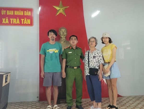 Công an Quảng Nam giúp du khách nước ngoài đi lạc đoàn tụ với gia đình