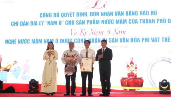 Đón nhận Văn bằng bảo hộ chỉ dẫn địa lý và kỷ niệm 5 năm nghề làm nước mắm Nam Ô được công nhận là di sản văn hóa phi vật thể quốc gia