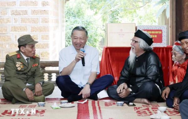 Chủ tịch nước Tô Lâm thăm một số gia đình văn hóa tiêu biểu