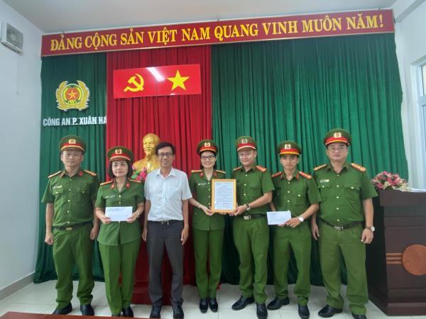 Khen thưởng Công an phường Xuân Hà trong công tác đấu tranh phòng, chống tội phạm, tệ nạn xã hội