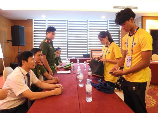 Trao trả tài sản cho VĐV nước ngoài bị trộm đánh cắp