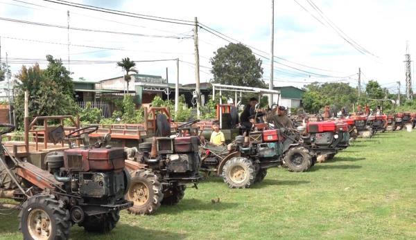 Đồng loạt dán decal phản quang cho phương tiện chở nông sản ở Đắk Nông