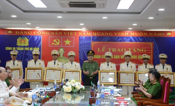 21 đồng chí nguyên là lãnh đạo Công an các đơn vị, địa phương được tặng thưởng Huân chương Bảo vệ Tổ quốc Hạng Ba