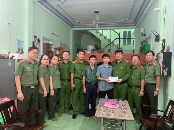 Hỗ trợ 41 triệu đồng cho Trung úy Trần Công Huy