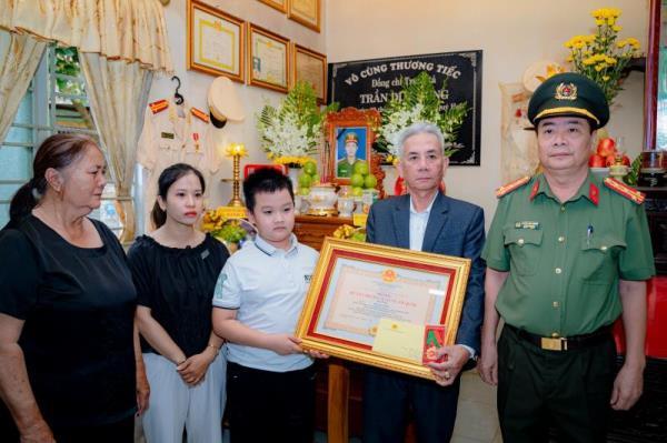 Truy tặng Huân chương Bảo vệ Tổ quốc đối với Phó trưởng Công an phường hy sinh