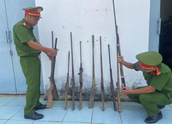 Công an xã Thuận Hà đẩy mạnh tuyên truyền, vận động người dân giao nộp vũ khí, vật liệu nổ, công cụ hỗ trợ