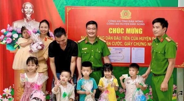 Đắk Nông: Những công dân dưới 14 tuổi đầu tiên được nhận Căn cước trong niềm vui mừng, phấn khởi
