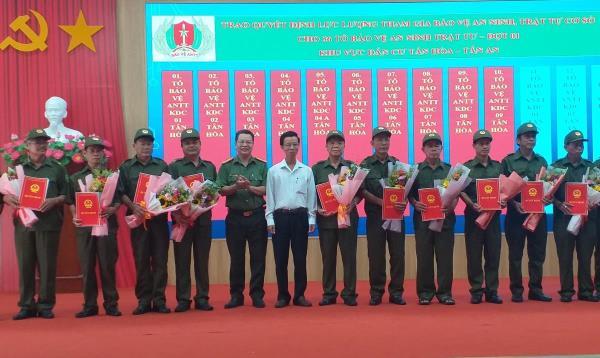 Ra mắt lực lượng tham gia bảo vệ ANTT ở cơ sở