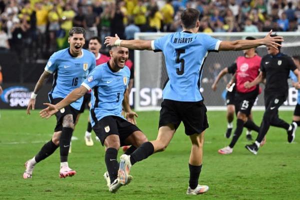 Brazil bị loại đau đớn khi thua Uruguay ở loạt đấu súng