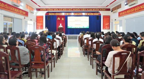 Bồi dưỡng chính trị, pháp luật cho 335 cán bộ quản lý giáo dục, giáo viên