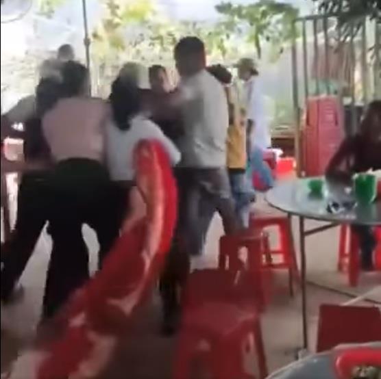 Xôn xao vụ việc mẹ tử vong do tai nạn, con trai chết nghi tự tử rồi xảy ra tranh chấp thi thể