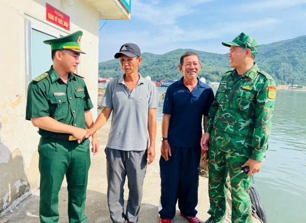 Tiếp nhận 2 ngư dân gặp nạn trên biển