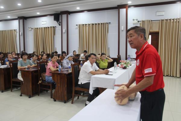 Tập huấn sơ cấp cứu phòng chống dịch bệnh truyền nhiễm và tai nạn thương tích cho nhân viên y tế trường học và nhóm trẻ