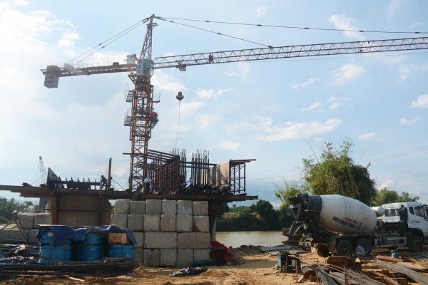 Thi công nước rút trước mùa mưa lũ trên công trình đường và cầu Quảng Đà