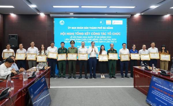 Tuyên dương các tập thể, cá nhân có thành tích trong tổ chức DIFF 2024, DANAFF II và Đại hội thể thao học sinh Đông Nam Á
