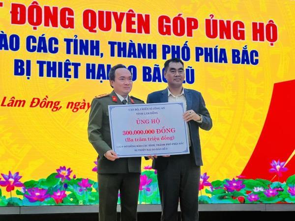 Công an tỉnh Lâm Đồng ủng hộ đồng bào bị bão lũ 300 triệu đồng