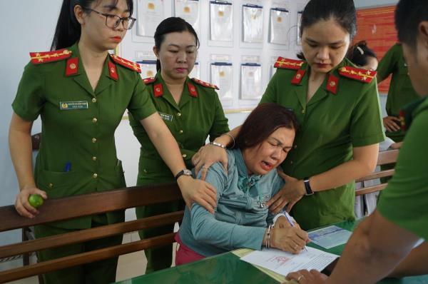 Bắt tạm giam vợ chồng người con trai chiếm giữ nhà trái phép của mẹ già