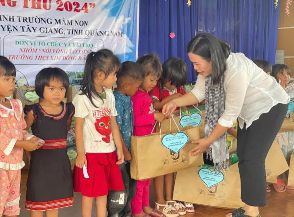 Mang Trung thu đến với học trò vùng cao Tây Giang