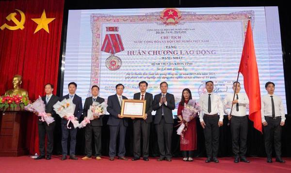 Bệnh viện Đa khoa tỉnh Quảng Trị đón nhận Huân chương Lao động hạng Nhất