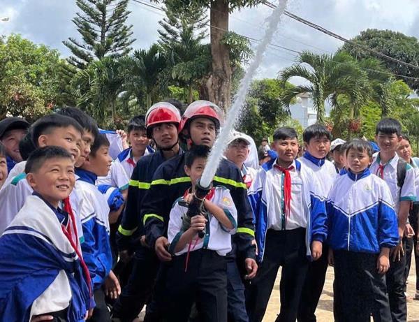 Hơn 1.300 học sinh, giáo viên ở huyện Đắk Mil tham gia chương trình trải nghiệm thực hành chữa cháy và cứu nạn, cứu hộ