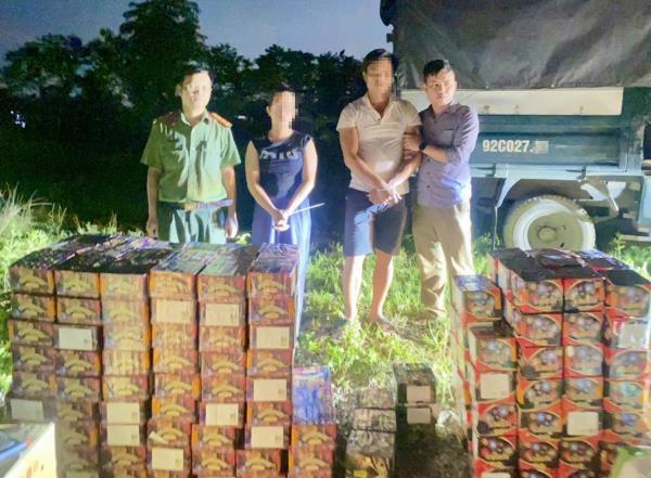 Quảng Trị: Bắt thuốc nổ, pháo lậu chất đầy xe tải