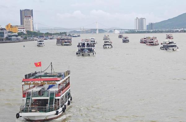 Hàng loạt tàu du lịch Đà Nẵng vào khu vực khuất gió, phương tiện không được lên xuống bán đảo Sơn Trà