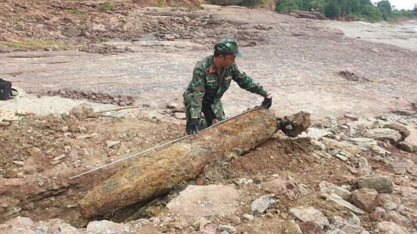 Xử lý thành công quả bom còn nguyên ngòi nổ trồi lên sau mưa bão ở khu vực biên giới
