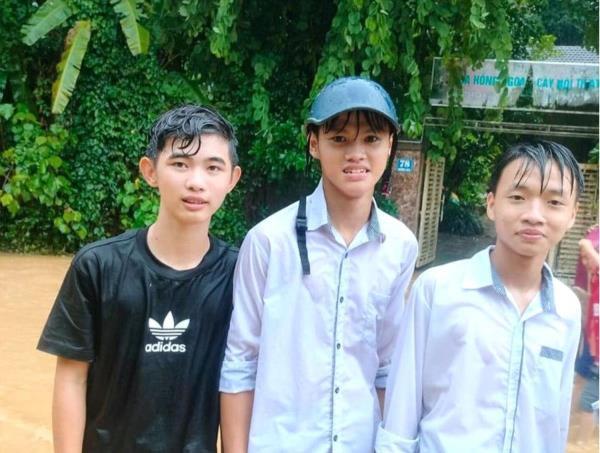 4 nam sinh dũng cảm cứu người bị nước cuốn