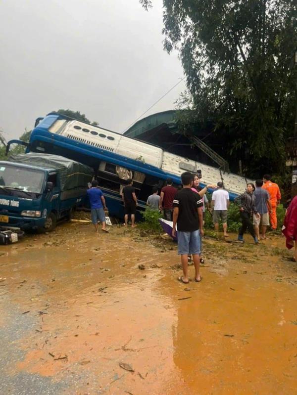 VIDEO: Sạt lở đất do mưa lớn vùi lấp 4 nhà dân, 1 xe khách và nhiều ôtô
