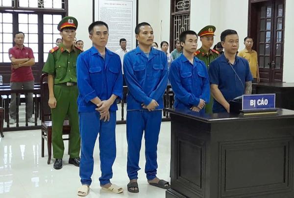 Phạt 1,7 tỷ đồng, tịch thu 9 xe tải trong vụ buôn lậu, vận chuyển trái phép 177 tấn than củi qua biên giới