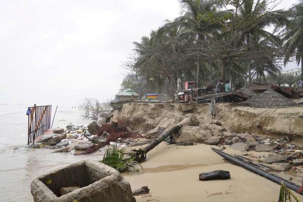 Khẩn trương khắc phục sạt lở, xâm thực bãi biển Mỹ Khê