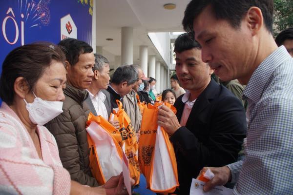 Trao 800 phần quà Tết cho các gia đình khó khăn