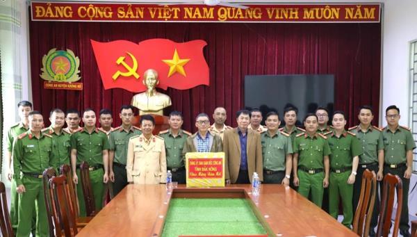 Đại tá Hồ Quang Thắng, Phó Giám đốc Công an tỉnh kiểm tra công tác bảo đảm ANTT và chúc Tết Công an 12 xã, thị trấn trên địa bàn huyện Krông Nô