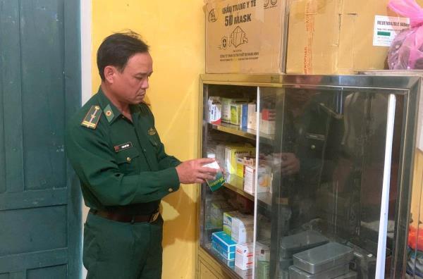 Y sĩ mang quân hàm xanh của đồng bào rẻo cao Tây Giang