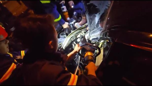 Cứu tài xế gặp nạn lúc nửa đêm