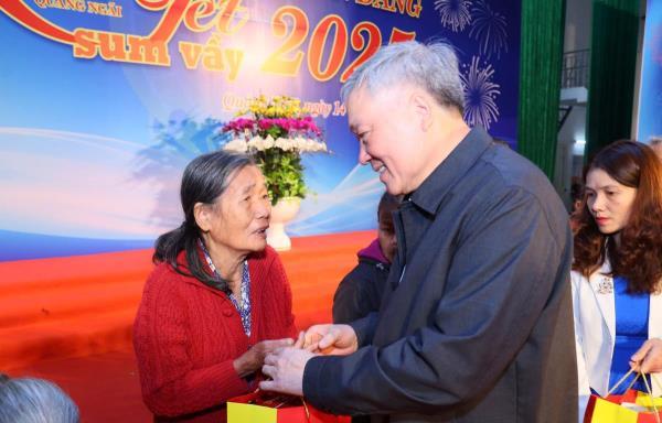 Phó Thủ tướng Thường trực Nguyễn Hòa Bình dự Tết sum vầy - Xuân ơn Đảng năm 2025 tại Quảng Ngãi