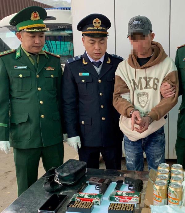 Dắt chó lửa qua biên giới