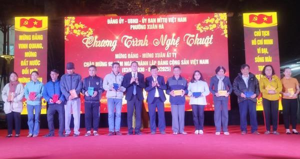 Trao quà cho 50 đảng viên và danh sách đoàn viên ưu tú tại Chương trình nghệ thuật Mừng Đảng-Mừng Xuân Ất Tỵ 2025