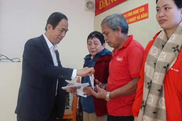 Đảng ủy Khu công nghệ cao và các khu công nghiệp Đà Nẵng tặng quà Tết các địa chỉ nhân đạo