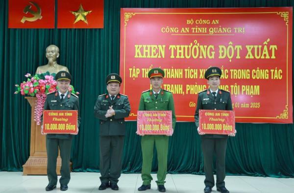 Khen thưởng lực lượng bắt giữ vụ mua bán trái phép vật liệu nổ số lượng lớn