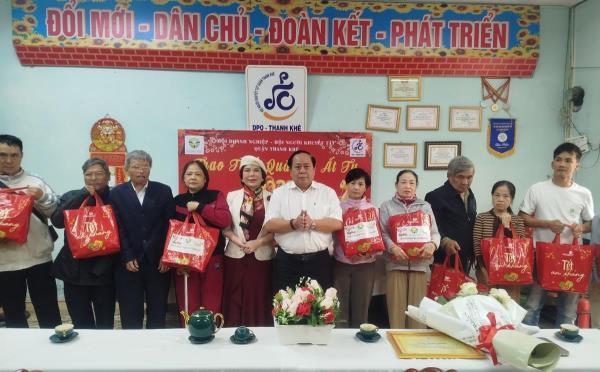 Hội Doanh nghiệp quận Thanh Khê trao quà Tết cho người nghèo