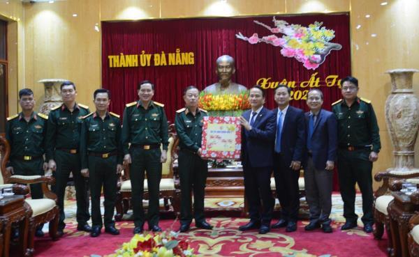 Bộ Tư lệnh Quân khu 5 thăm, chúc Tết Đảng bộ, chính quyền và nhân dân thành phố