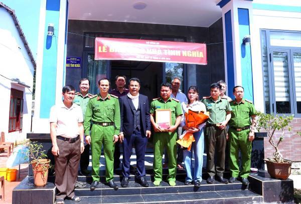 Công an Đắk Nông trao nhà tình nghĩa tặng cán bộ có hoàn cảnh khó khăn