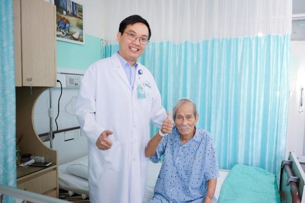 Phẫu thuật laser bóc u tuyến tiền liệt nặng 120g: Cụ ông 95 tuổi thoát khỏi nỗi ám ảnh bí tiểu nhiều năm