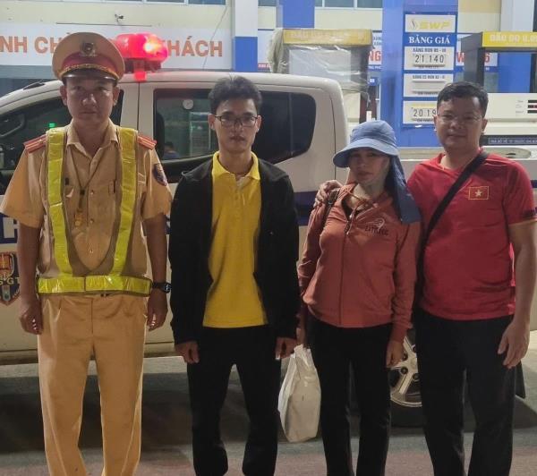CBCS Trạm CSGT Đức Phổ giúp đỡ 2 người dân kịp trở về đoàn tụ với gia đình trước Tết Nguyên đán Ất Tỵ 2025