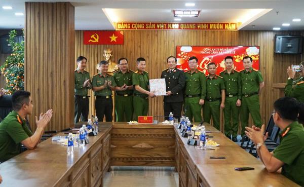 Thiếu tướng Vũ Xuân Viên – Giám đốc Công an TP Đà Nẵng thăm, tặng quà và chúc Tết công an các đơn vị